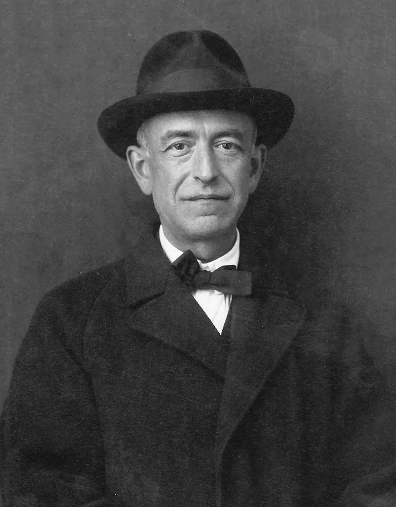 A black-and-white portrait of the composer Manuel de Falla in a hat and overcoat